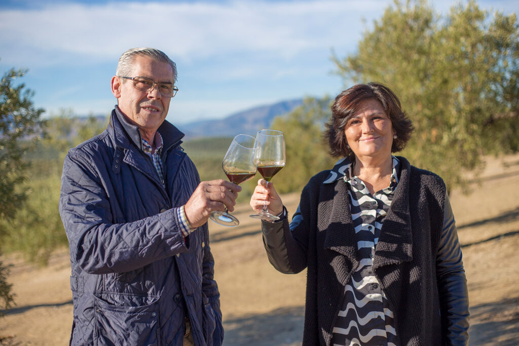 Miguel Ángel y Leonor de Almazara Real brindando con una copa Aceite de Oliva Virgen Extra Picual