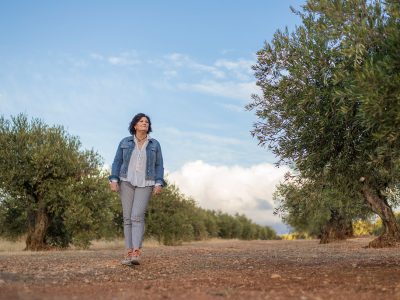 Leonor Guerrero de Almazara Real en el campo con sus olivos de Mancha Real Jaén