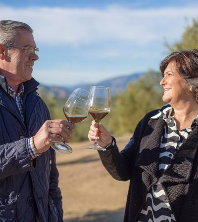 Miguel Ángel y Leonor de Almazara Real brindando con una copa Aceite de Oliva Virgen Extra Picual